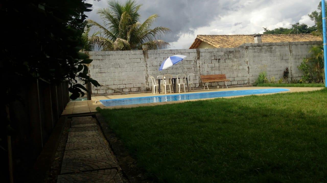 Piscina em meio ao jardim